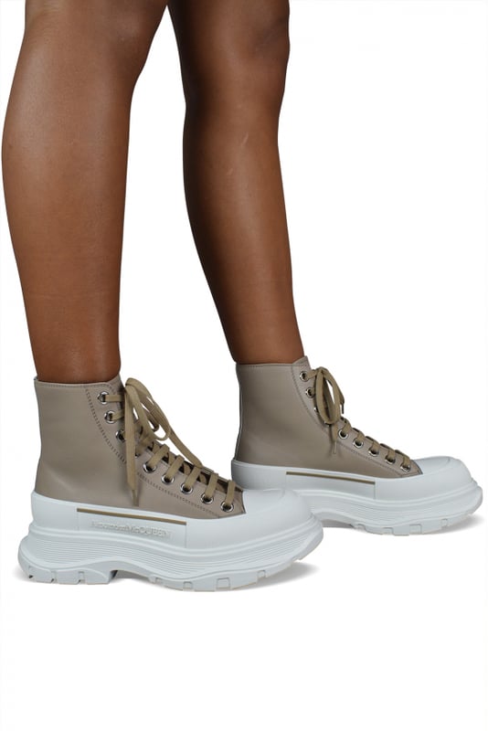 Sneakers altas Alexander McQueen Tread Slick.Cuero beige.Puntera redonda con inserción de goma.Logotipo en el talón y la lengüeta.Cierre de cordones planos en color beige.Suela de goma blanca sobredimensionada con la firma.Made in Italy.
