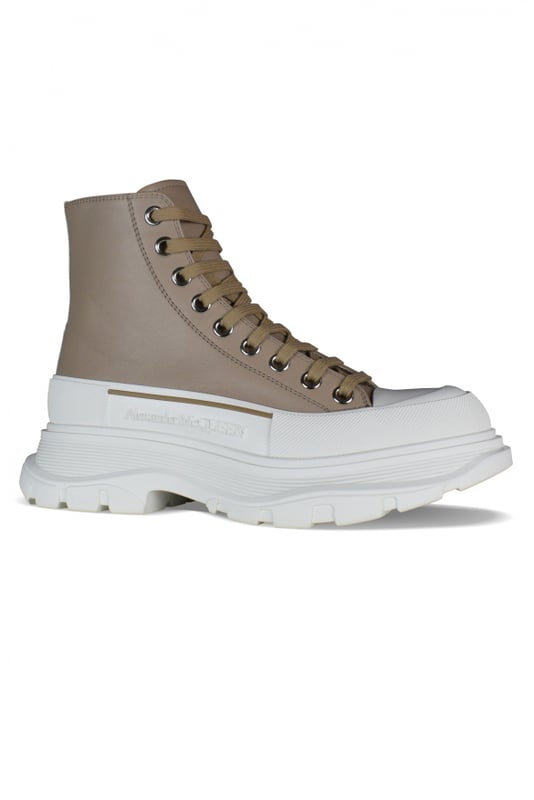 Sneakers altas Alexander McQueen Tread Slick.Cuero beige.Puntera redonda con inserción de goma.Logotipo en el talón y la lengüeta.Cierre de cordones planos en color beige.Suela de goma blanca sobredimensionada con la firma.Made in Italy.