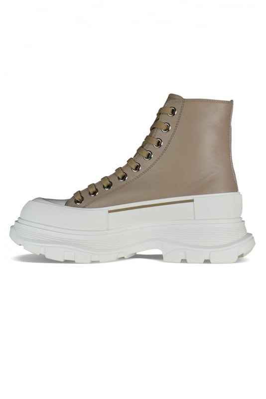 Sneakers altas Alexander McQueen Tread Slick.Cuero beige.Puntera redonda con inserción de goma.Logotipo en el talón y la lengüeta.Cierre de cordones planos en color beige.Suela de goma blanca sobredimensionada con la firma.Made in Italy.