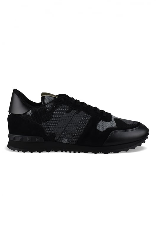 Schwarze und graue Rockrunner Camouflage Sneakers von Valentino.Aus Mesh und Leder.Dekorative Nieten aus Gummi.Fersenkappe aus schwarzem Leder.Gekerbte Sohle aus Gummi. Schwarzer Schnürverschluss. Made in Italy.