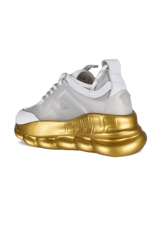 Versace Sneakers Chain Reaction Blanco Sneakers Versace Chain Reaction de nailon blanco.Detalles en piel blanca.Logotipo tono sobre tono en el lateral visible.Suela gruesa de goma dorada con efecto de cadena.Símbolo de medusa en relieve en la parte trasera.Cierre de cordones.Puntera redonda.Made in Italy.