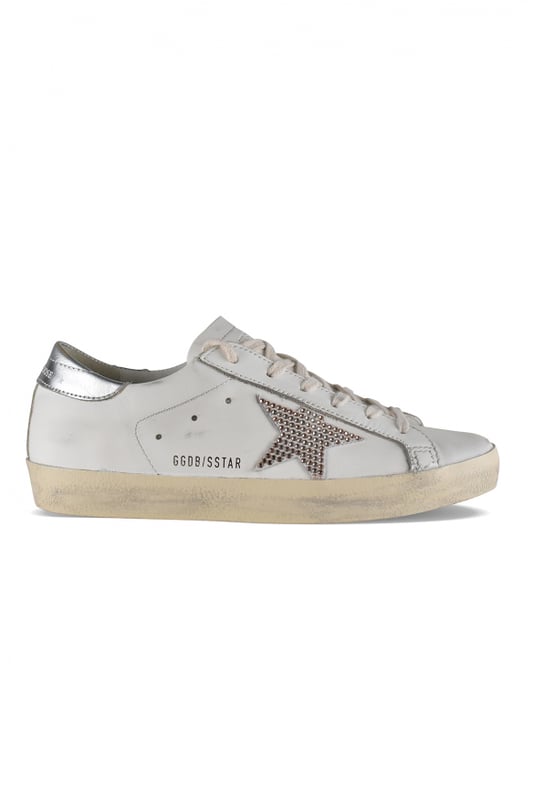 Sneakers Superstar de Golden Goose Deluxe Brand en piel blanca.Parche de estrella blanco con strass rosa en la parte visible.Contrafuerte de cuero plateado con logotipo blanco.Suela de goma blanca con efecto desgastado.Logotipo en el lateral exterior.Cierre con cordones.Made in Italy.