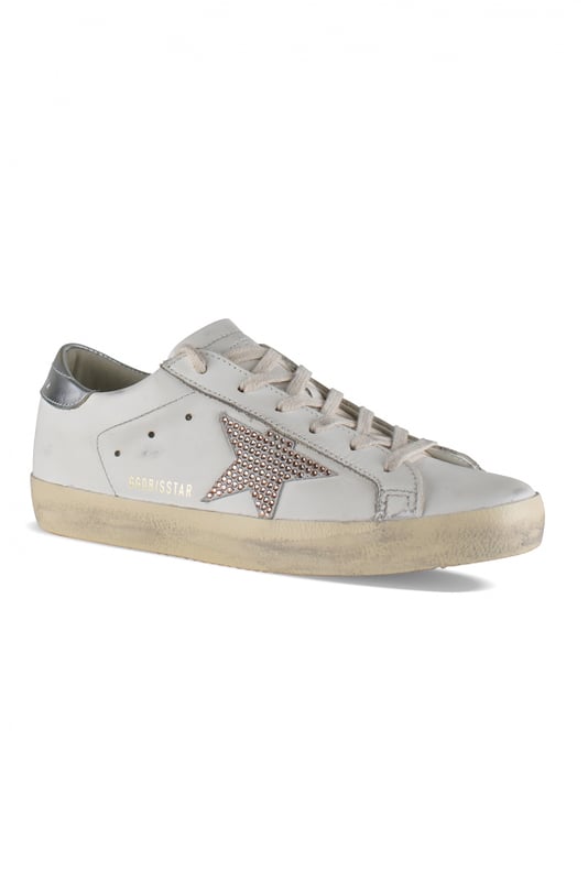 Sneakers Superstar de Golden Goose Deluxe Brand en piel blanca.Parche de estrella blanco con strass rosa en la parte visible.Contrafuerte de cuero plateado con logotipo blanco.Suela de goma blanca con efecto desgastado.Logotipo en el lateral exterior.Cierre con cordones.Made in Italy.