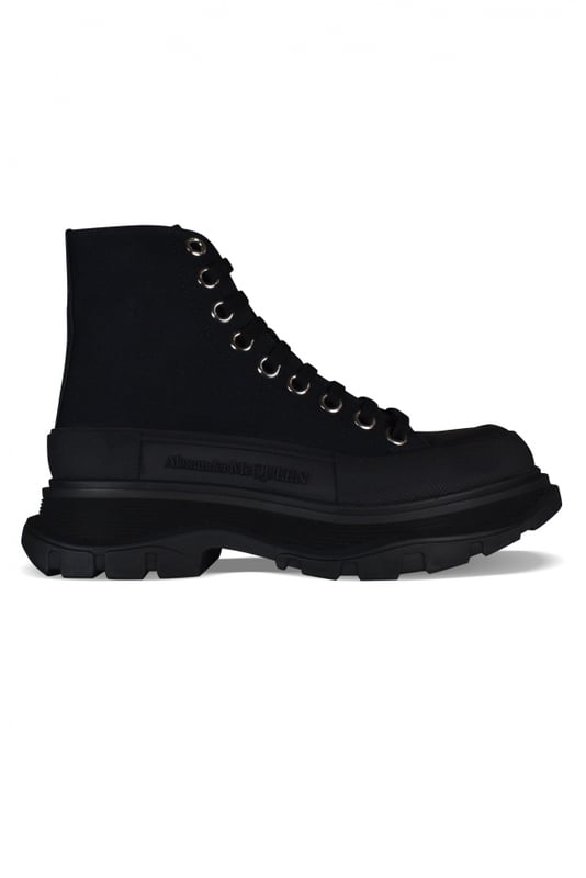 Sneakers altas Alexander McQueen Tread Slick.Lona negra.Puntera redonda con inserción de goma.Logotipo en el talón y la lengüeta.Cierre de cordón plano negro.Suela de goma negra sobredimensionada con la firma.Made in Italy.