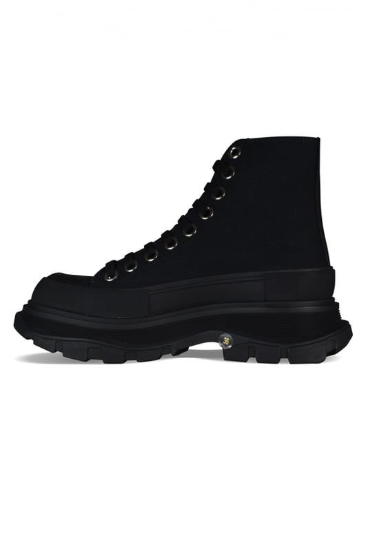 Sneakers altas Alexander McQueen Tread Slick.Lona negra.Puntera redonda con inserción de goma.Logotipo en el talón y la lengüeta.Cierre de cordón plano negro.Suela de goma negra sobredimensionada con la firma.Made in Italy.