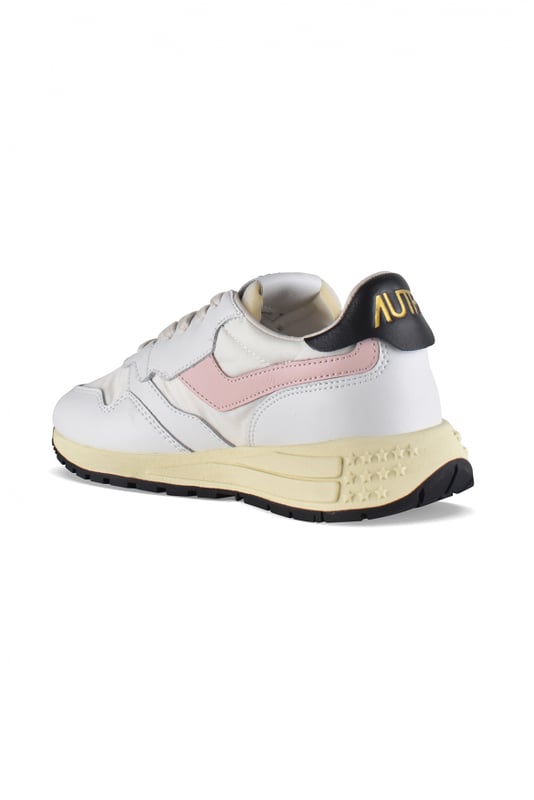 Sneakers bajas Reelwind Autry de nailon y piel en blanco y negro.Parche con logotipo en el exterior. Banda de cuero rosa claro en el exterior. Contrafuerte de cuero negro con logotipo amarillo.Lengüeta con parche del logotipo.Suela de goma con efecto amarilleado y detalles negros.  Cierre con cordones blancos.