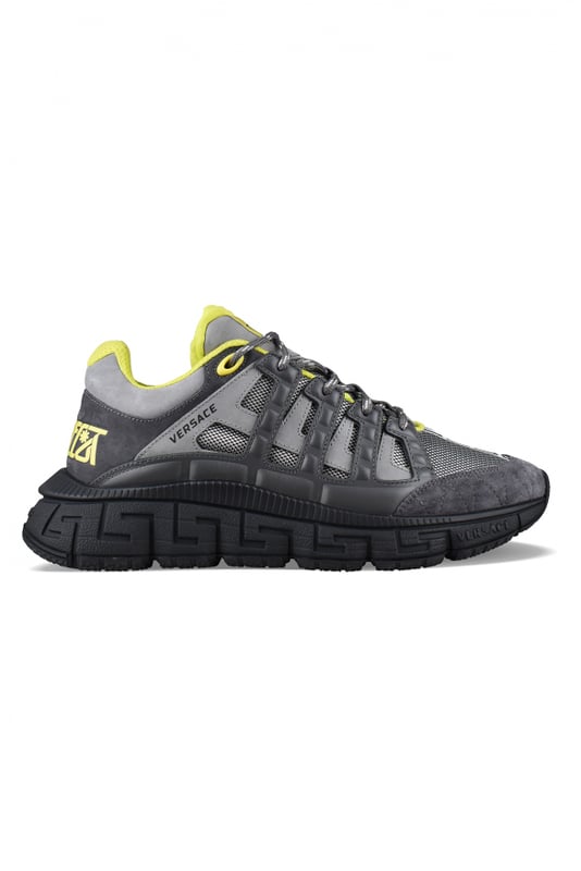 Versace Sneakers Trigreca Gris Sneakers Trigeca Versace en piel gris con detalles amarillos.Cierre de cordones grises y negros con cordones amarillos.Tejido gris.Inserciones bimateria.Logotipo Trigeca en la parte trasera amarillo.Suela Greca de goma negra.Logotipo en relieve en la suela.Made in Italy.