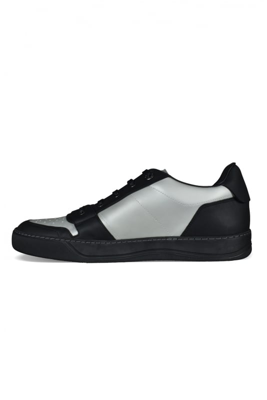 Sneakers Lanvin DBB1 en piel negra y gris metalizado.Logotipo L grabado en el exterior.Suela de goma negra.Cordones negros.Punta redondeada.