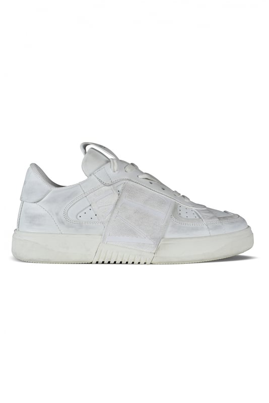 Sneakers Valentino VL7N en piel blanca con efecto envejecido.Siete cintas con el logotipo de la VLTN en blanco.Talonera de piel blanca con el logotipo de Valentino.Lengüeta con el logotipo de Valentino.Suela de goma.100% piel de becerro.Made in Italy.