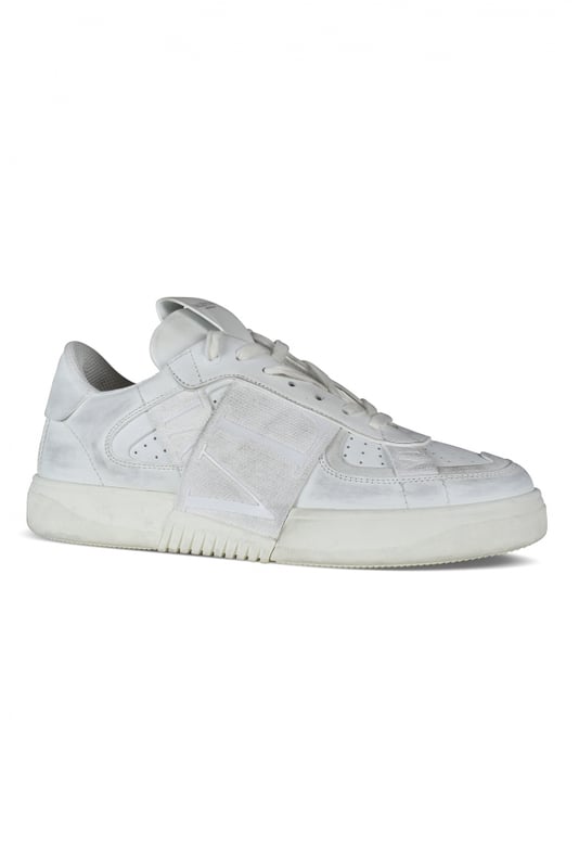 Sneakers Valentino VL7N en piel blanca con efecto envejecido.Siete cintas con el logotipo de la VLTN en blanco.Talonera de piel blanca con el logotipo de Valentino.Lengüeta con el logotipo de Valentino.Suela de goma.100% piel de becerro.Made in Italy.