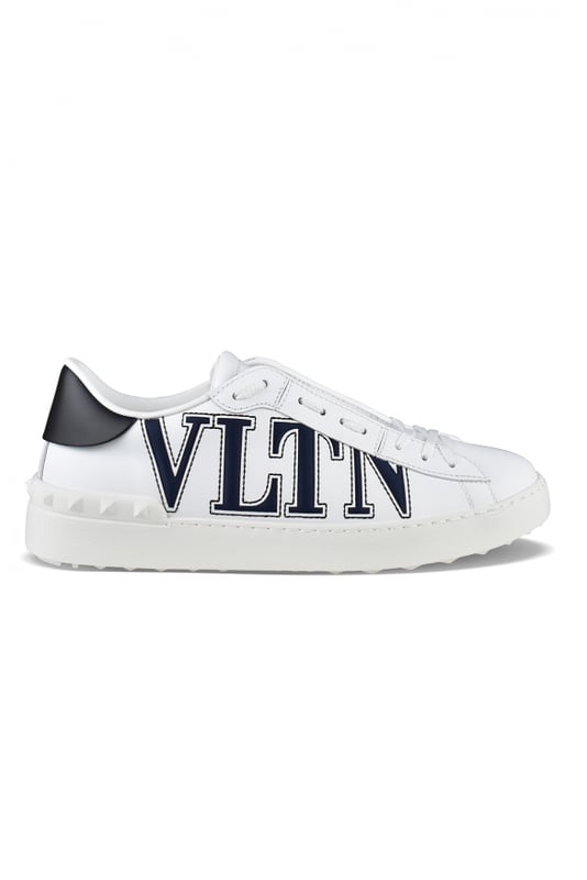 Sneakers Valentino Garavani  Open  de piel blanca.Logotipo VLTN azul marino en relieve en el lateral.Tachuelas de goma en relieve en la suela.Contrafuerte de cuero negro.Suela de goma blanca.Cierre con cordones blancos.100% piel.Made in Italy.