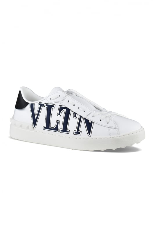 Sneakers Valentino Garavani  Open  de piel blanca.Logotipo VLTN azul marino en relieve en el lateral.Tachuelas de goma en relieve en la suela.Contrafuerte de cuero negro.Suela de goma blanca.Cierre con cordones blancos.100% piel.Made in Italy.