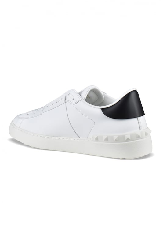 Sneakers Valentino Garavani  Open  de piel blanca.Logotipo VLTN azul marino en relieve en el lateral.Tachuelas de goma en relieve en la suela.Contrafuerte de cuero negro.Suela de goma blanca.Cierre con cordones blancos.100% piel.Made in Italy.