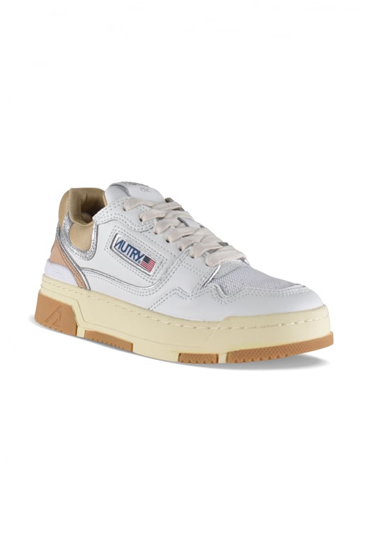 Sneakers bajas CLC Autry en piel blanca y beige.Detalles en gris plateado.Parche del logotipo en el exterior. Talonera beige y plateado con logotipo beige.Lengüeta con parche del logotipo.Cierre con cordones. Puntera redonda perforada.Suela de caucho con efecto amarilleado e inserción beige.Logotipo de la marca en la suela.