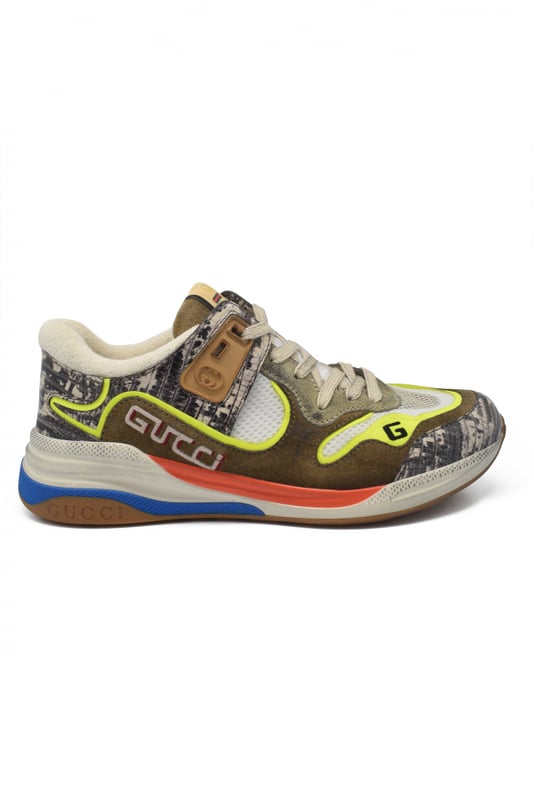 Sneakers Gucci Ultrapace en piel con estampado animal.Canesú de piel animal print en ante taupe, malla negra y plateada y tejido reflectante amarillo.Suela y goma blanca, azul y roja.Detalles de bordado y logo G.Etiqueta de logotipo vintage.Made in Italy.
