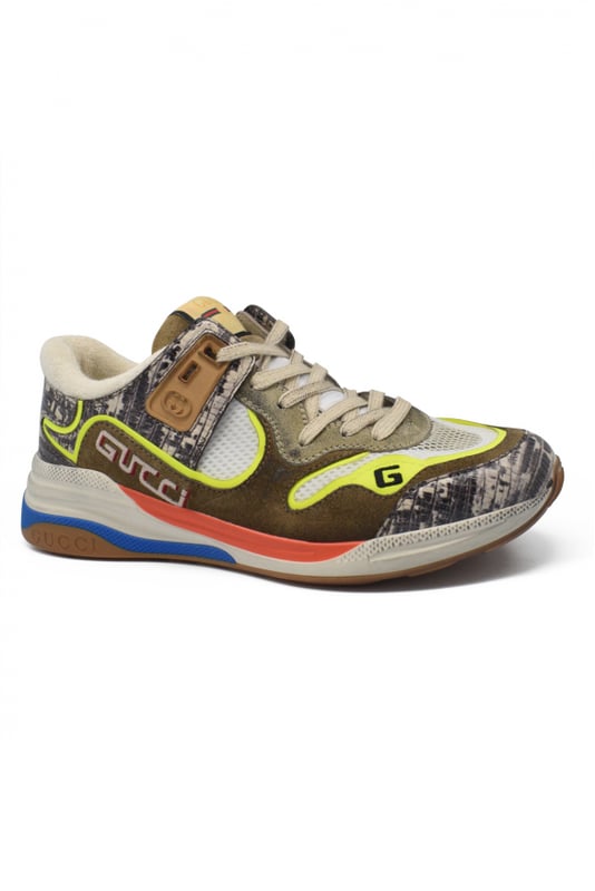Sneakers Gucci Ultrapace en piel con estampado animal.Canesú de piel animal print en ante taupe, malla negra y plateada y tejido reflectante amarillo.Suela y goma blanca, azul y roja.Detalles de bordado y logo G.Etiqueta de logotipo vintage.Made in Italy.