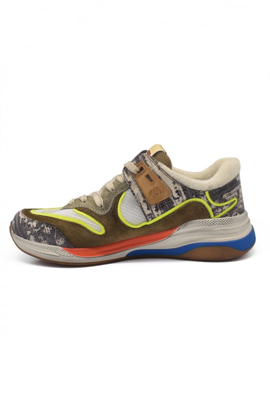 Sneakers Gucci Ultrapace en piel con estampado animal.Canesú de piel animal print en ante taupe, malla negra y plateada y tejido reflectante amarillo.Suela y goma blanca, azul y roja.Detalles de bordado y logo G.Etiqueta de logotipo vintage.Made in Italy.