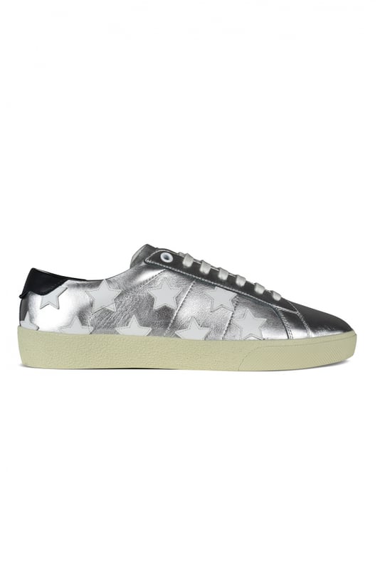 Sneakers Court Classic SL/06 Saint Laurent en cuero plateado con estrellas de cuero blanco.Forro de cuero.Mostrador de cuero negro de la marca Saint Laurent. Suela de goma.Made in Italy.
