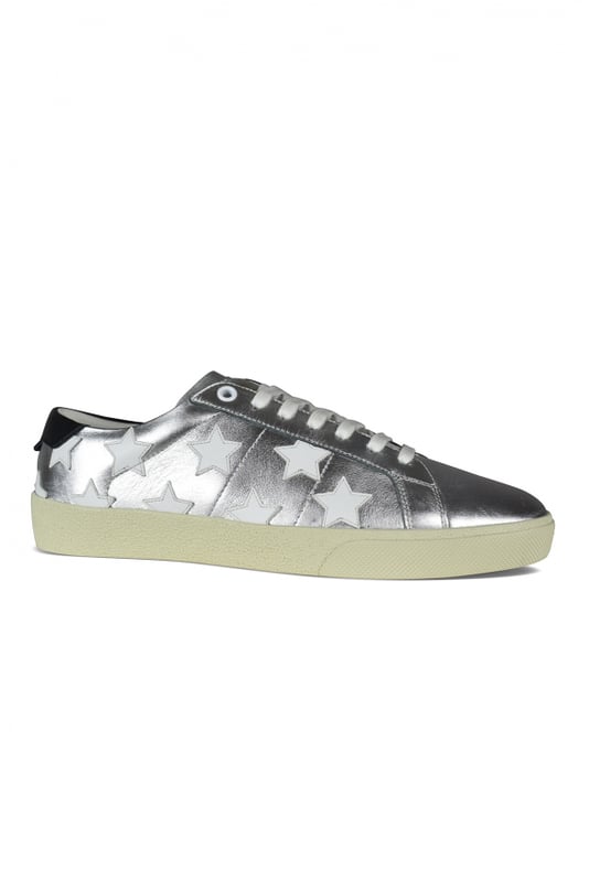 Sneakers Court Classic SL/06 Saint Laurent en cuero plateado con estrellas de cuero blanco.Forro de cuero.Mostrador de cuero negro de la marca Saint Laurent. Suela de goma.Made in Italy.