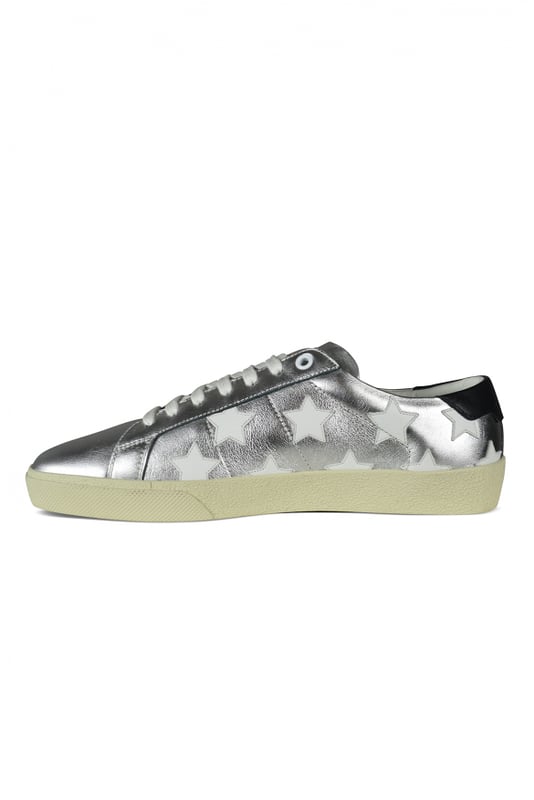 Sneakers Court Classic SL/06 Saint Laurent en cuero plateado con estrellas de cuero blanco.Forro de cuero.Mostrador de cuero negro de la marca Saint Laurent. Suela de goma.Made in Italy.