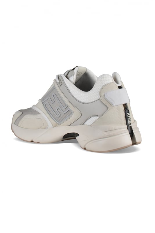 Zapatillas Fendi Faster en nobuk blanco.Detalles en piel.Tejido técnico tono sobre tono.Motivo FF en relieve en los laterales.Suela ondulada con FF en la puntera.Detalles de tejido FF marrón y tabaco en la lengüeta.Made in Italy.
