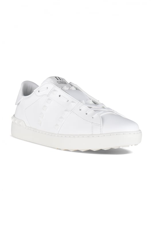 Sneakers Valentino Rockstud Untitled de piel blanca.Banda blanca en la parte delantera.Tachuelas decorativas delante y detrás.Suela de goma.Made in Italy.
