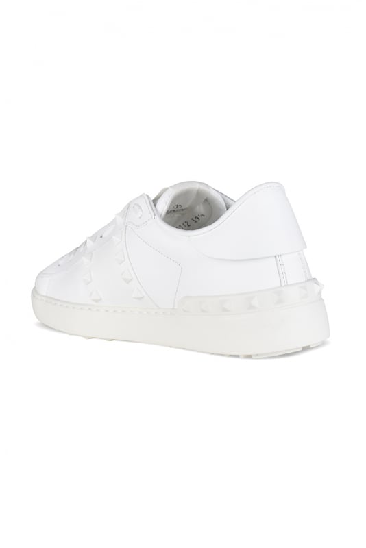 Sneakers Valentino Rockstud Untitled de piel blanca.Banda blanca en la parte delantera.Tachuelas decorativas delante y detrás.Suela de goma.Made in Italy.