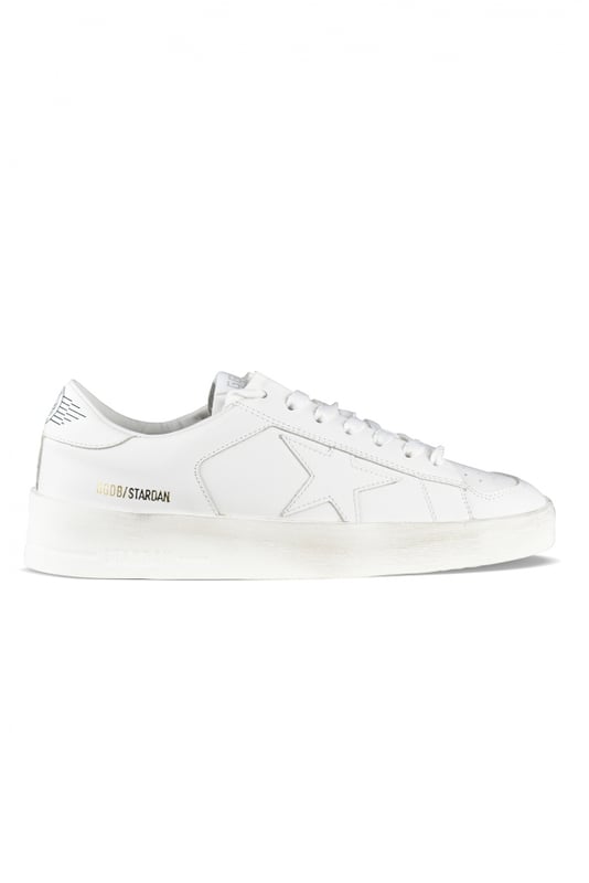 Sneakers Golden Goose Stardan de piel blanca.Estrella de piel blanca.Puntera con logotipo negro.Cierre de cordones planos blancos. Logotipo dorado en el exterior.Suela de goma gruesa.100% piel.Made in Italy.