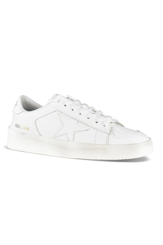 Sneakers Golden Goose Stardan de piel blanca.Estrella de piel blanca.Puntera con logotipo negro.Cierre de cordones planos blancos. Logotipo dorado en el exterior.Suela de goma gruesa.100% piel.Made in Italy.