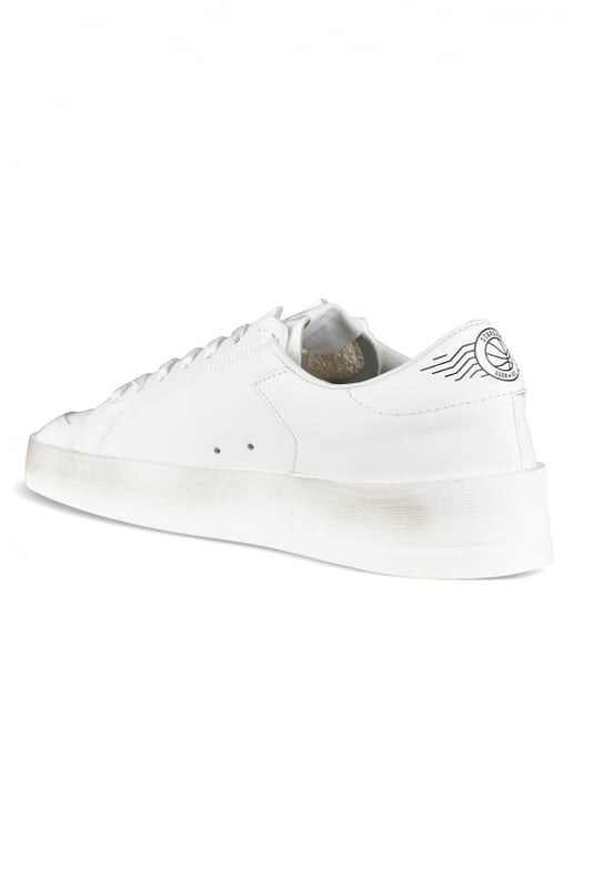 Sneakers Golden Goose Stardan de piel blanca.Estrella de piel blanca.Puntera con logotipo negro.Cierre de cordones planos blancos. Logotipo dorado en el exterior.Suela de goma gruesa.100% piel.Made in Italy.