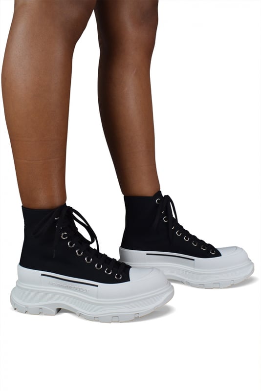 Sneakers altas Alexander McQueen Tread Slick.Lona negra.Puntera redonda con inserción de goma.Logotipo en el talón y la lengüeta.Cierre de cordón plano blanco.Suela de goma blanca sobredimensionada con la firma.Made in Italy