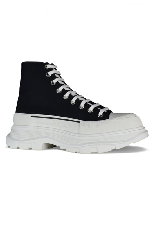 Sneakers altas Alexander McQueen Tread Slick.Lona negra.Puntera redonda con inserción de goma.Logotipo en el talón y la lengüeta.Cierre de cordón plano blanco.Suela de goma blanca sobredimensionada con la firma.Made in Italy