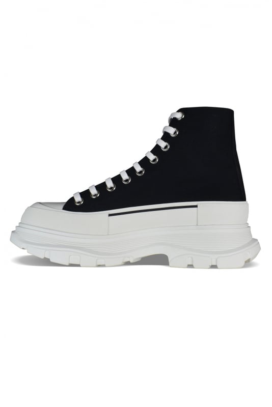 Sneakers altas Alexander McQueen Tread Slick.Lona negra.Puntera redonda con inserción de goma.Logotipo en el talón y la lengüeta.Cierre de cordón plano blanco.Suela de goma blanca sobredimensionada con la firma.Made in Italy