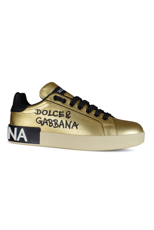 Dolce&Gabbana Portofino Sneakers aus goldfarbenem Leder.Schwarzer Dolce&Gabbana-Schriftzug auf die Seite gedruckt.Kontrastierende Fersenkappe aus schwarzem Leder.Flache schwarze Schnürsenkel.Innensohle aus Leder mit Logoetikett.Logo-Außensohle aus Gummi mit schwarzem Einsatz aus Lamé-Leder und weißem, mikroeingespritztem Logo.100% Kalbsleder.Made in Italy.