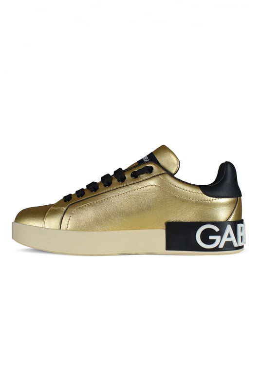 Dolce&Gabbana Portofino Sneakers aus goldfarbenem Leder.Schwarzer Dolce&Gabbana-Schriftzug auf die Seite gedruckt.Kontrastierende Fersenkappe aus schwarzem Leder.Flache schwarze Schnürsenkel.Innensohle aus Leder mit Logoetikett.Logo-Außensohle aus Gummi mit schwarzem Einsatz aus Lamé-Leder und weißem, mikroeingespritztem Logo.100% Kalbsleder.Made in Italy.