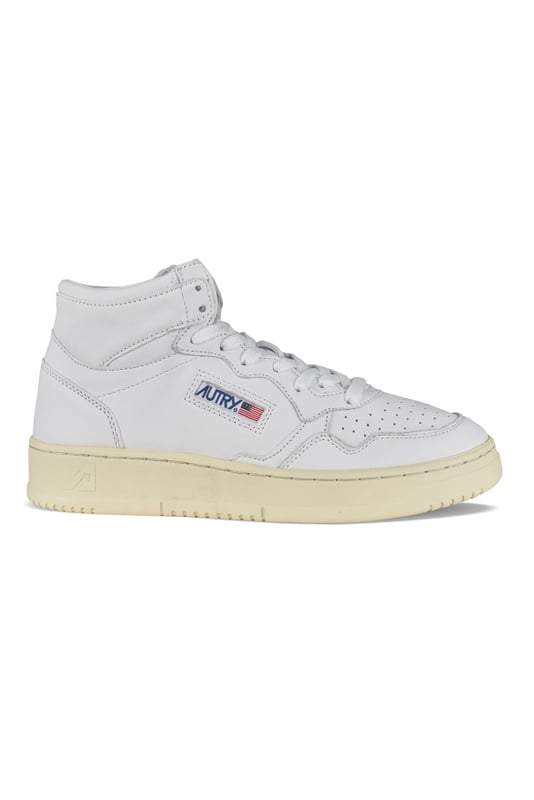 Sneakers altas Autry  Medalist Mid  de piel blanca.Parche con logotipo en el exterior. Lengüeta con parche del logotipo.Suela de caucho con efecto amarillo.  Cierre con cordones. Puntera redonda perforada.100% cuero.