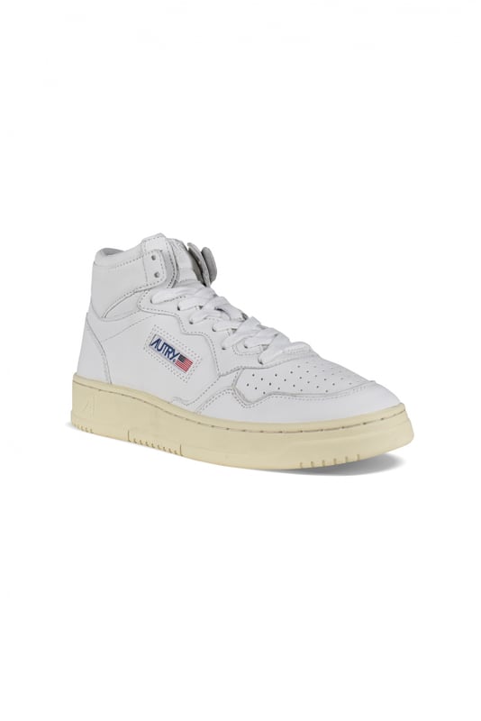 Sneakers altas Autry  Medalist Mid  de piel blanca.Parche con logotipo en el exterior. Lengüeta con parche del logotipo.Suela de caucho con efecto amarillo.  Cierre con cordones. Puntera redonda perforada.100% cuero.