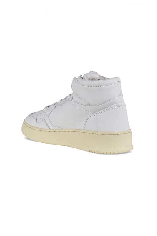 Sneakers altas Autry  Medalist Mid  de piel blanca.Parche con logotipo en el exterior. Lengüeta con parche del logotipo.Suela de caucho con efecto amarillo.  Cierre con cordones. Puntera redonda perforada.100% cuero.