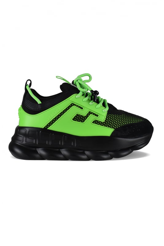 Sneakers Versace Chain Reaction en piel negra y verde neón.Parte superior de malla, ante y piel.Letras  Love  en braille.Suela gruesa de goma negra con efecto de cadena.Motivo de Medusa en el talón.Cierre con cordones.Puntera redondeada.Made in Italy.