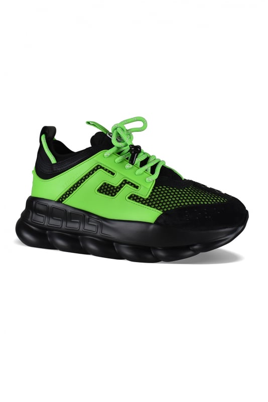 Sneakers Versace Chain Reaction en piel negra y verde neón.Parte superior de malla, ante y piel.Letras  Love  en braille.Suela gruesa de goma negra con efecto de cadena.Motivo de Medusa en el talón.Cierre con cordones.Puntera redondeada.Made in Italy.