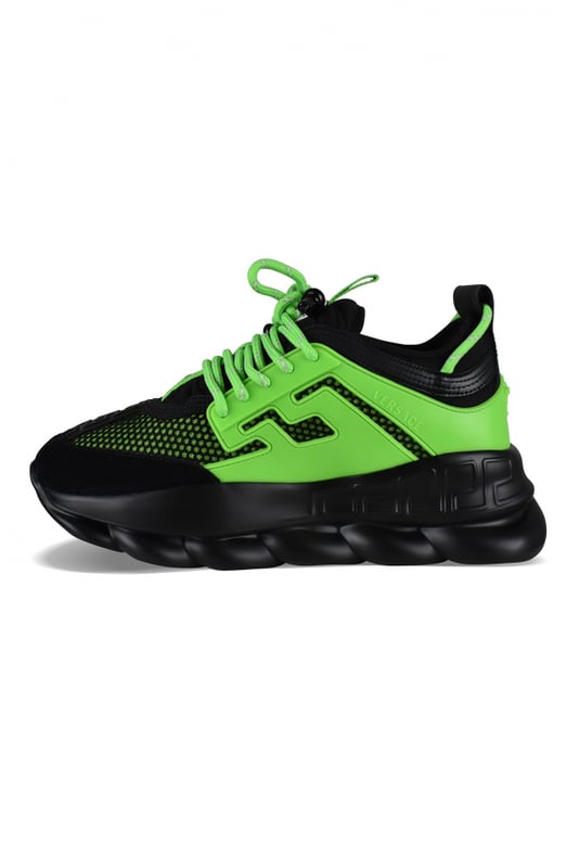Sneakers Versace Chain Reaction en piel negra y verde neón.Parte superior de malla, ante y piel.Letras  Love  en braille.Suela gruesa de goma negra con efecto de cadena.Motivo de Medusa en el talón.Cierre con cordones.Puntera redondeada.Made in Italy.