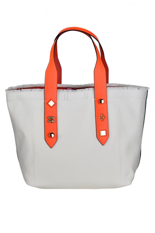 Bolso tote mediano Christian Louboutin en tejido blanco.Dos asas de cuero naranja decoradas con 3 tachuelas doradas.Borde superior resaltado por flecos.  Efecto de manchas de pintura roja y negra en la parte delantera. Escrito:  De Christian Louboutin con amor .Inserciones de cuero azul en los bordes.Pequeño bolsillo interior de piel.Dimensiones: 28 cm x 38 cm x 20 cm.