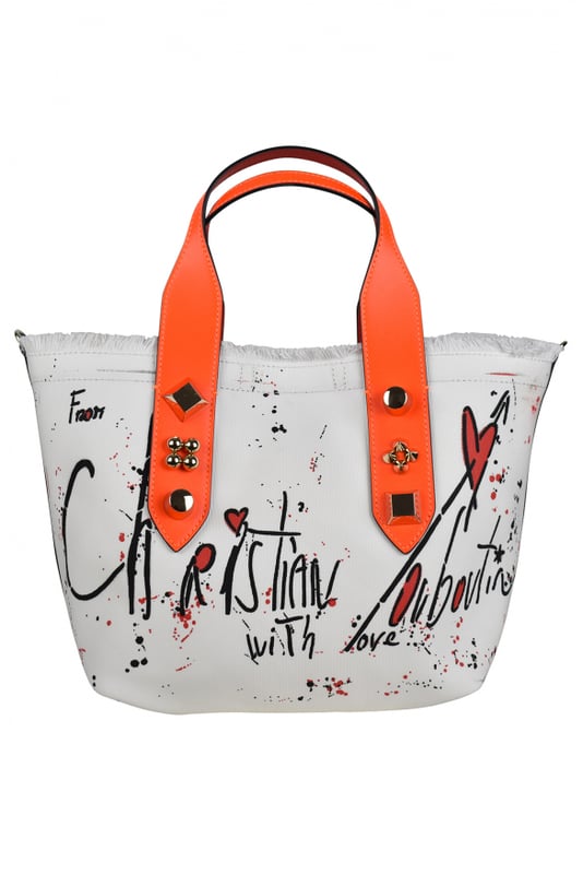 Bolso tote pequeño Christian Louboutin Frangibus en tejido blanco.Dos asas de cuero naranja decoradas con 3 tachuelas doradas.Borde superior resaltado por flecos.  Manchas de pintura roja y negra en la parte delantera. Escrito:  De Christian Louboutin con amor .Inserciones de cuero azul en los bordes.Pequeño bolsillo interior de piel.Bandolera desmontable bicolor rojo y rosa.Dimensiones: 22 cm x 27 cm x 14 cm.