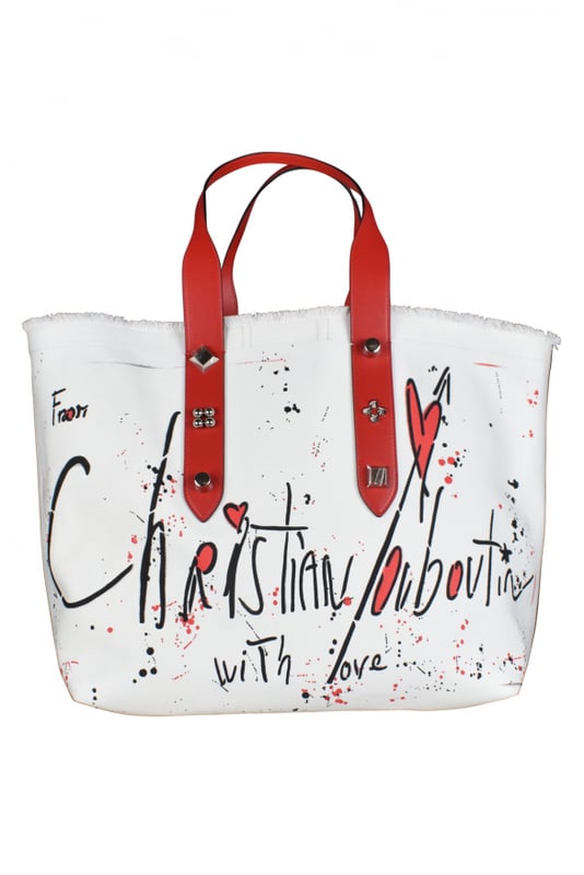 Bolso tote Frangibus Christian Louboutin en tejido blanco.Dos asas de cuero rojo adornadas con 3 tachuelas plateadas.Borde superior subrayado por flecos.Efecto de manchas de pintura negra y roja en el frente.Escritura:  De Christian Louboutin con amor .Pequeño bolsillo interior de piel.Dimensiones: 36 cm x 48 cm x 20 cm.