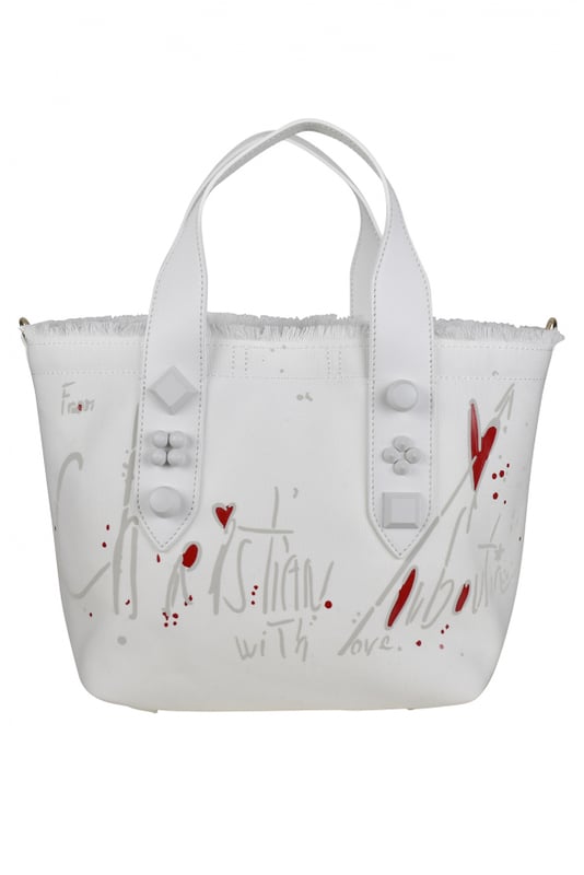 Bolso tote pequeño Christian Louboutin Frangibus en tejido blanco.Dos asas de cuero blanco decoradas con 3 tachuelas blancas.Borde superior resaltado por flecos.  Efecto de manchas de pintura roja en la parte delantera. Escrito:  De Christian Louboutin con amor .Pequeño bolsillo interior de piel.Bandolera blanca extraíble.Dimensiones: 22 cm x 27 cm x 14 cm.