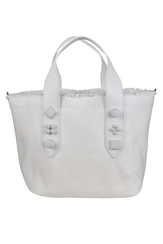 Bolso tote pequeño Christian Louboutin Frangibus en tejido blanco.Dos asas de cuero blanco decoradas con 3 tachuelas blancas.Borde superior resaltado por flecos.  Efecto de manchas de pintura roja en la parte delantera. Escrito:  De Christian Louboutin con amor .Pequeño bolsillo interior de piel.Bandolera blanca extraíble.Dimensiones: 22 cm x 27 cm x 14 cm.
