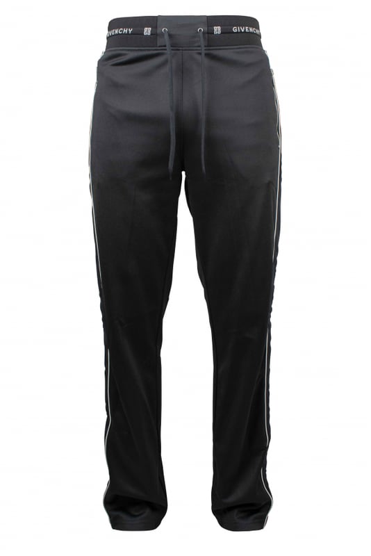 Un jogging de Givenchy.Franja lateral de terciopelo negro con línea blanca. Cordón de ajuste en la cintura.Logotipo blanco de Givenchy en la cintura. Dos bolsillos con cremallera. Cintura recta.Interior de vellón. 100% polyester.Made in Italy.