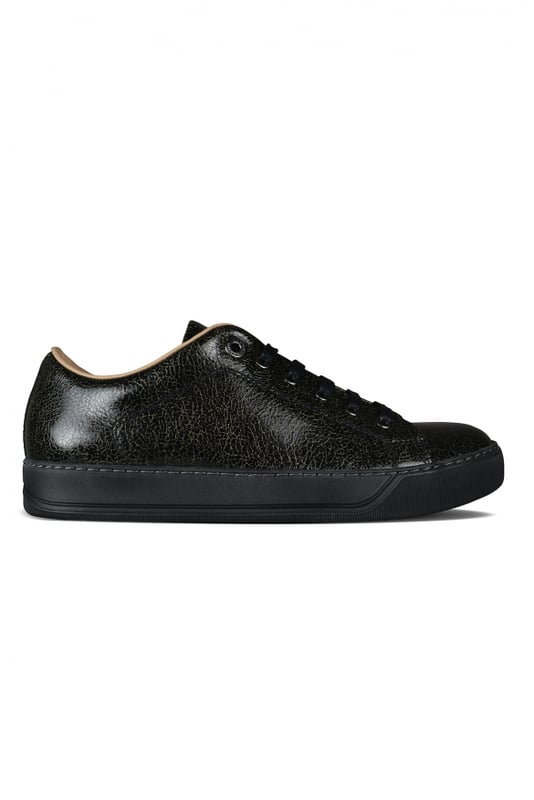 Sneakers Lanvin DBB1 en piel negra.Efecto crepitante en todo el entrenador.Cierre de cordón negro.Suela de goma.