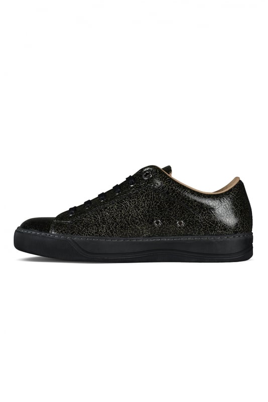Sneakers Lanvin DBB1 en piel negra.Efecto crepitante en todo el entrenador.Cierre de cordón negro.Suela de goma.
