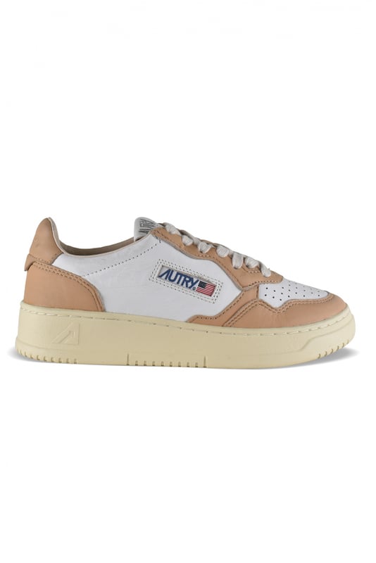 Sneakers bajas Autry de piel de cabra lavada blanca y beige.Parche con logotipo en el exterior. Talonera de piel beige y logotipo en relieve.Lengüeta con parche del logotipo.Suela de caucho efecto amarilleado.  Cierre de cordones. Puntera redonda perforada.100% cuero.